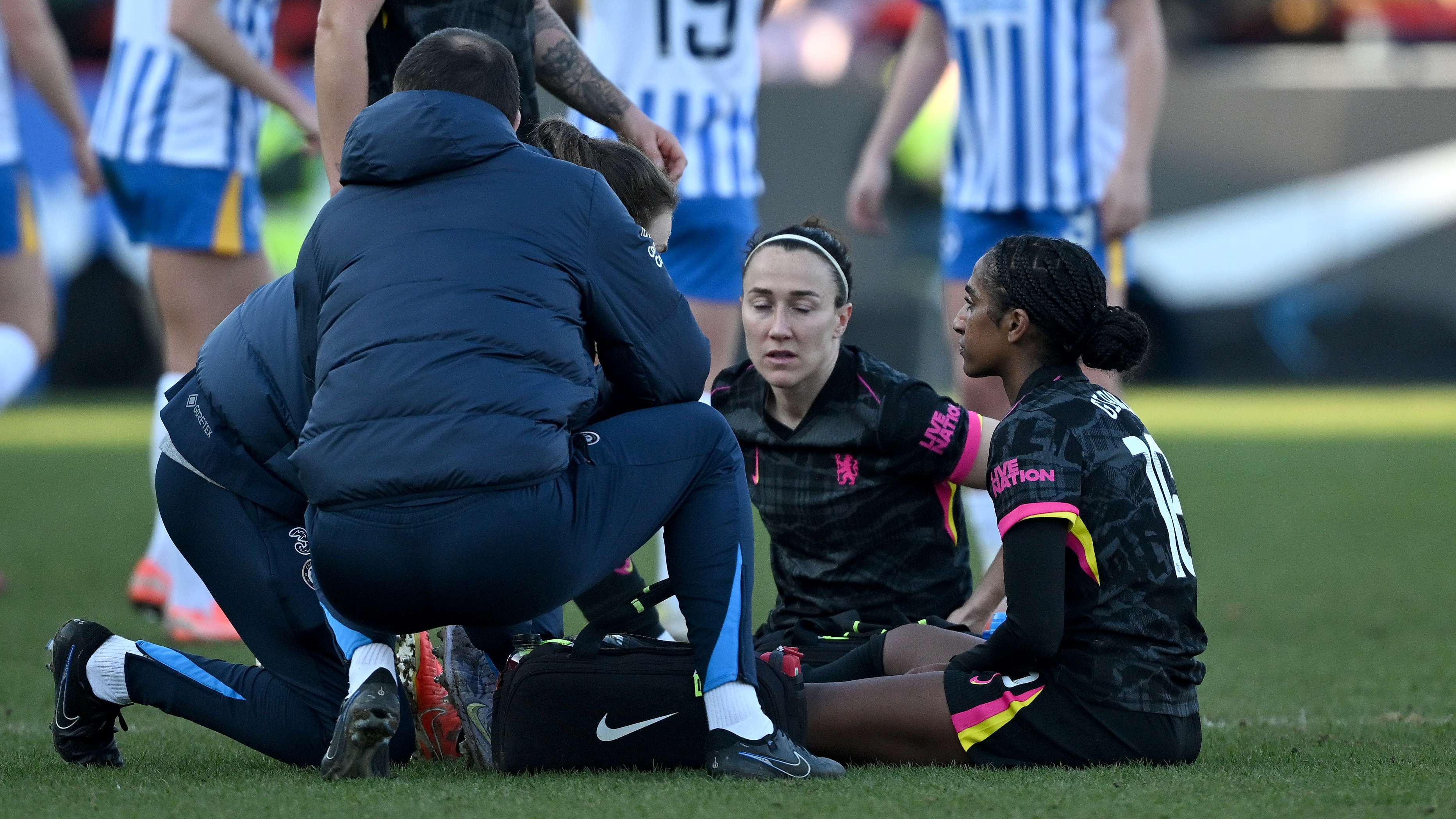 一箭穿心！哈登撤步迎着两人防守命中三分，杀死比赛悬念.