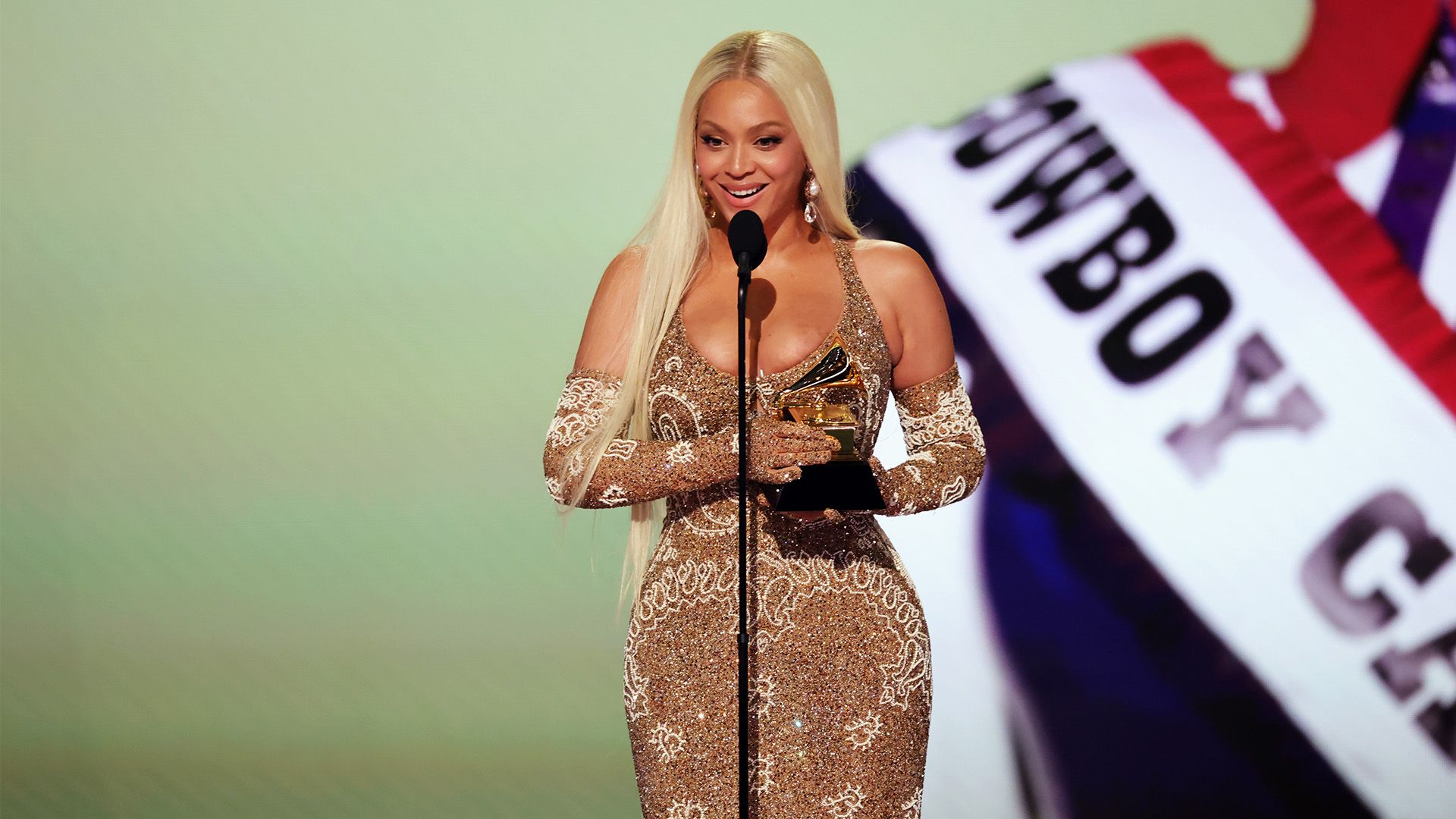 对手战术犯规放倒苏牙，梅西&布斯克茨围住裁判示意出牌未果😧.